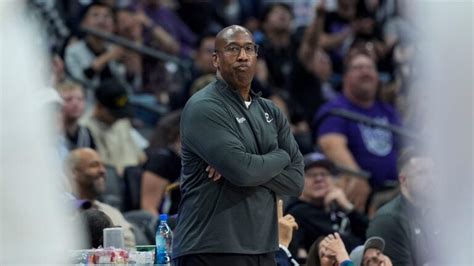 Mike Brown draws on time in Golden State to give Celtics advice.